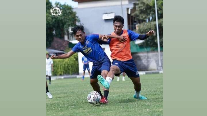 Skuad Arema FC saat menjalani sesi latihan. (Foto: Instagram/@aremafcofficial)