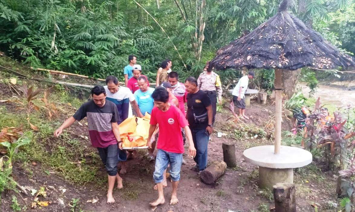 Jenazah Hendrik Irwanto dievakuasi saat ditemukan di tepi sungai Pandan, Desa Tamanagung, Kecamatan Srono, Banyuwangi pada Jumat kemarin (foto:istimewa)