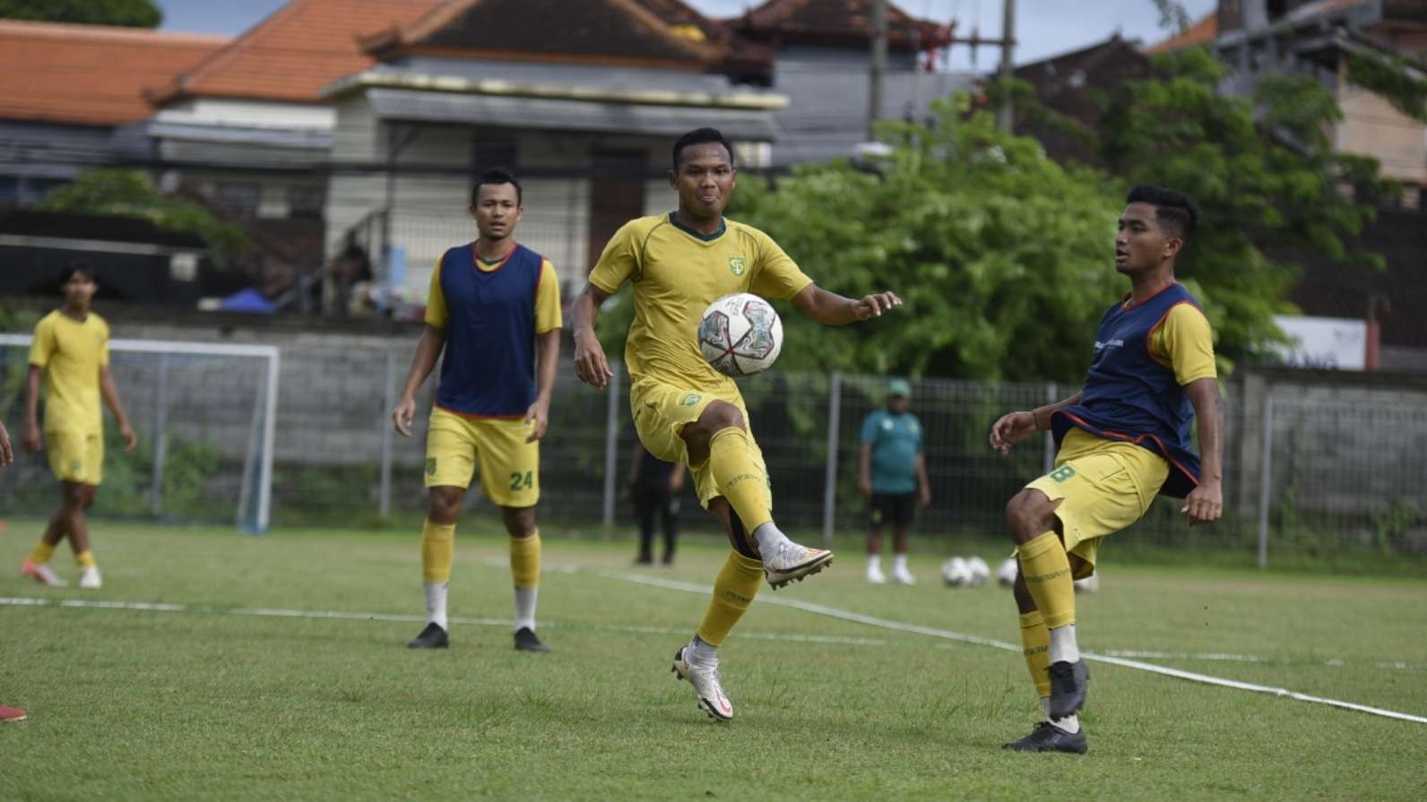 Para pemain Persebaya saat menjalani latihan di Bali. (Foto: Istimewa)