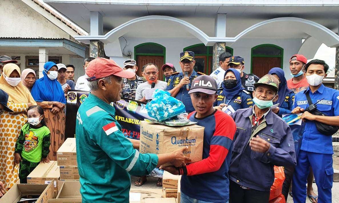 Komunitas Maritim Tanjungwangi dan Ketapang Banyuwangi menyerahkan peralatan dapur dan masak seperti bantuan komporm piring dan gelas kepada korban erupsi Gunung Semeru (foto: istimewa)