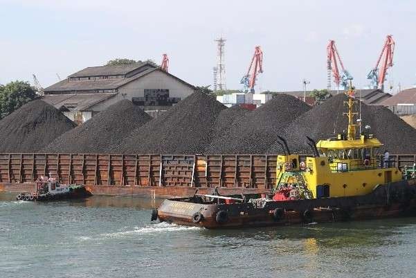 Kapal Tongkang pengangkut batu bara. (Foto: Ant)