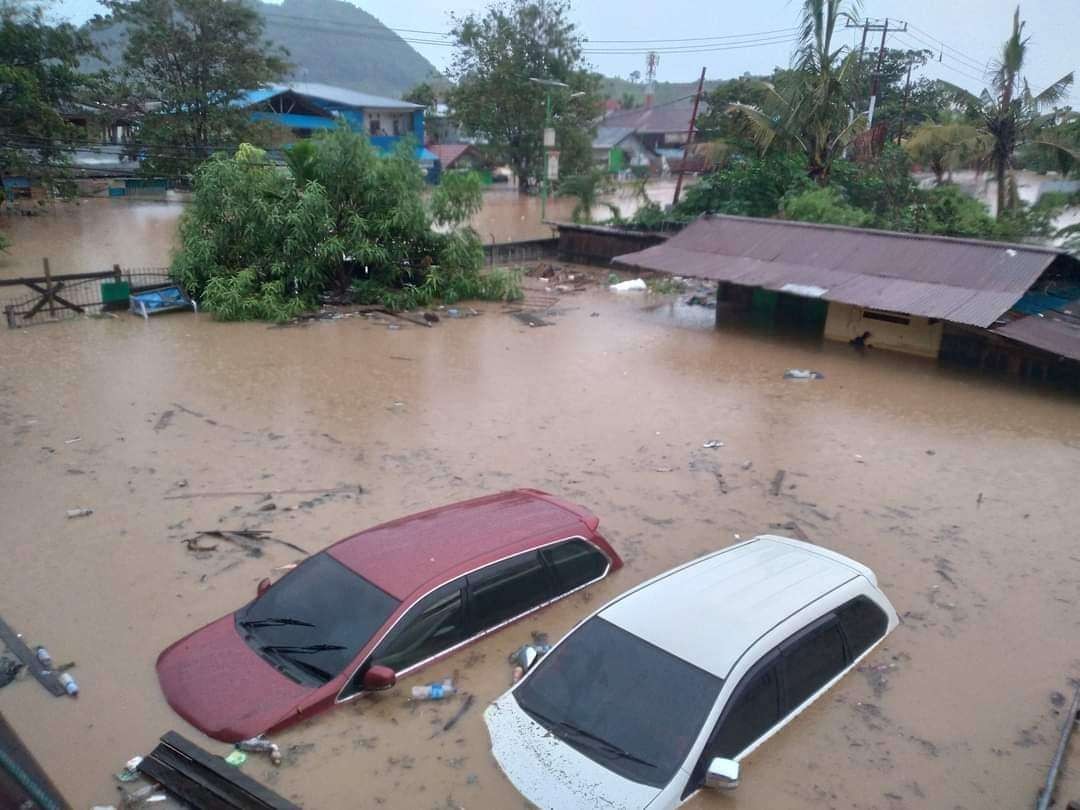 Ratusan rumah dan kendaraan terendam banjir di Jayapura. (Foto: Twitter)