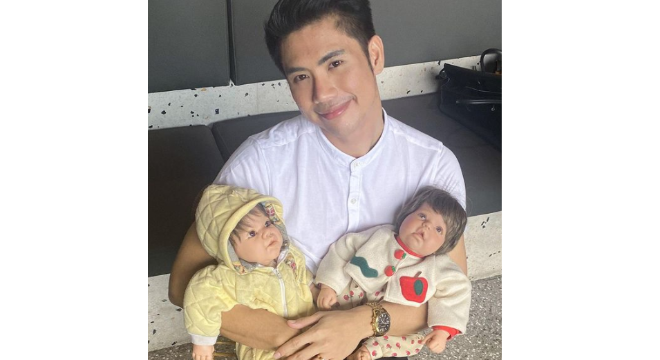 Ricky Cuaca menggendong dua boneka arwah dan dihujat netizen. (Foto: Instagram @rickycuaca)