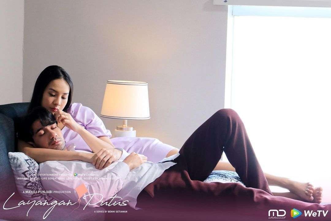 Adegan ranjang Reza Rahadian dan Anya Geraldine di web series Layangan Putus. (Foto: MD Pictures)