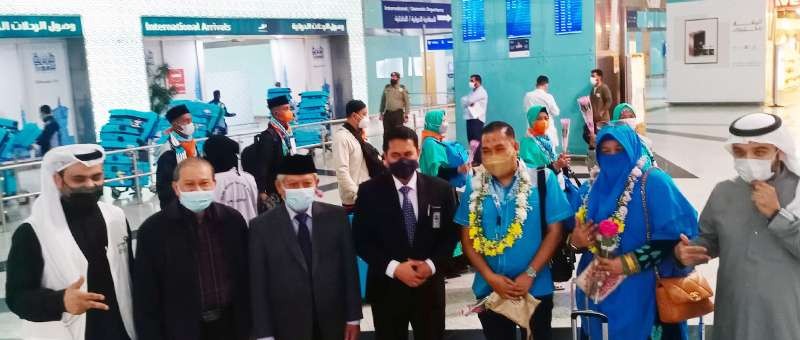 Duta Besar RI untuk Arab Saudi, Abdul Aziz Ahmad, dan Konsul Jenderal RI untuk Jeddah, Eko Hartono, menerima langsung kedatangan 419 Jemaah asal Indonesia tersebut di Madinah. (Foto: KBRI Riyadh)