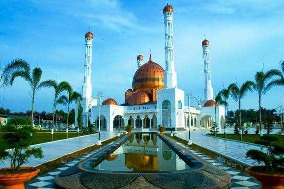 Masjid Al Ikhlas dengan panorama air mancur di Malaysia. (Foto: travellers)