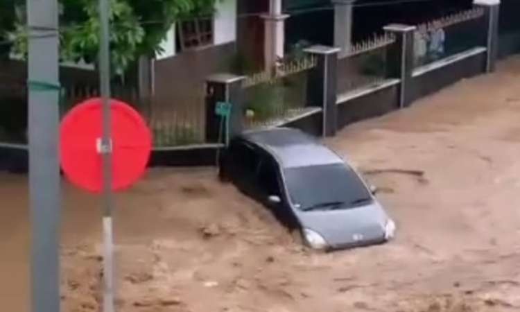 Video amatir warga memperlihatkan banjir di Perumahan Bumi Mangli Permai, Jember. Rumah-rumah warga terendam dan mobil hanyut karena aliran air yang deras. (Foto: Istimewa)