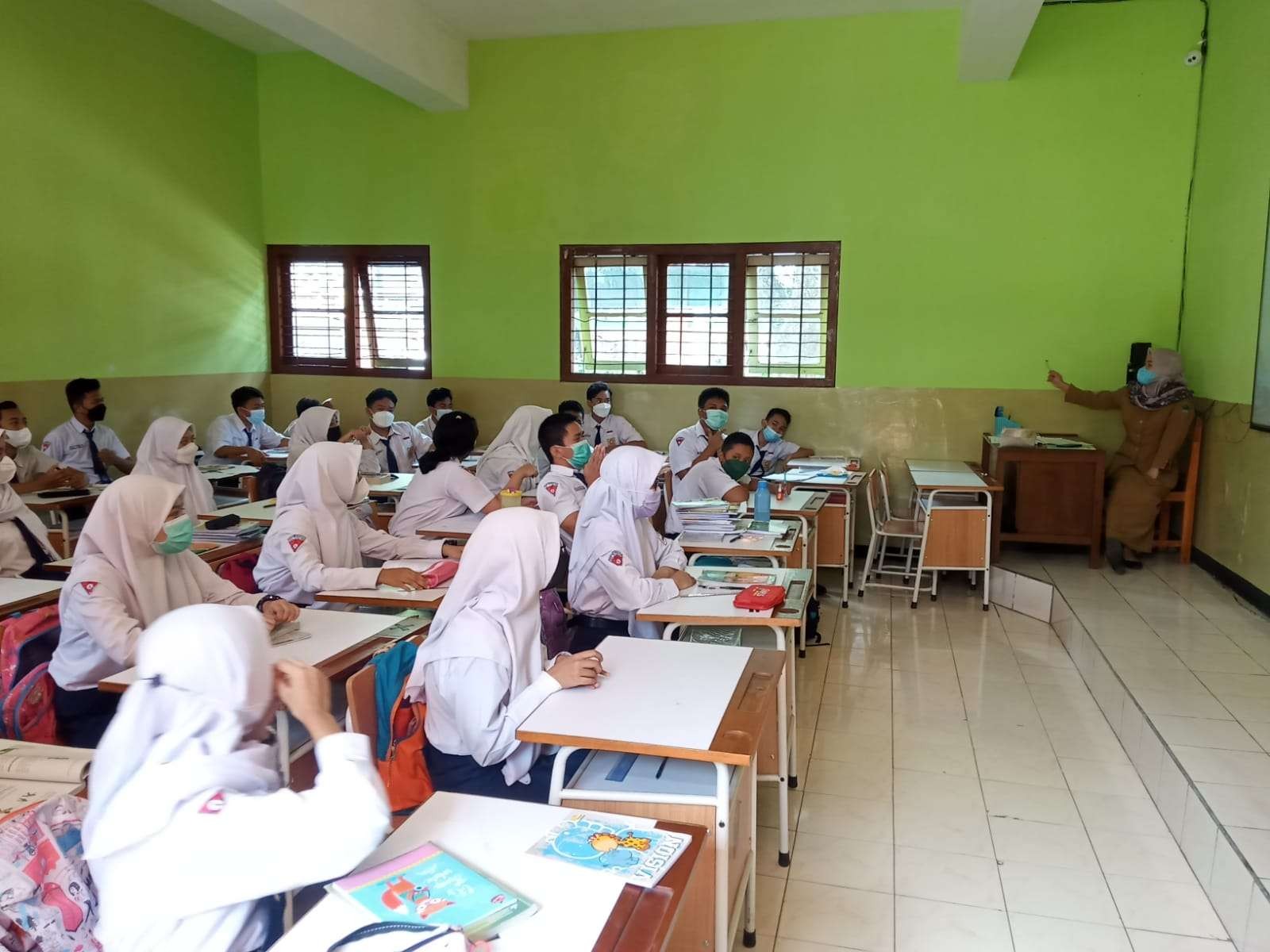 Proses pembelajaran tatap-muka 100 persen di SMPN 20 Kota Malang (Foto: Lalu Theo/ngopibareng.id)
