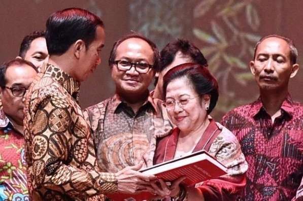 Ilustrasi saat Megawati Soekarnoputri menerima cindera mata dari Presiden Joko Widodo. (Foto: Dok. Ngopibareng.id)