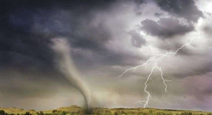 Ilustrasi badai atau angin puting beliung yang kerap terjadi saat musim hujan. (Foto: istimewa)