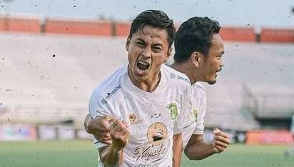 Samsul Arif Munip saat mencetak gol pertama Persebaya dalam kemenangan 3-2 atas Persikabo 1973, Senin 10 Januari 2022. (Foto:  Instagram/@officialpersebaya)