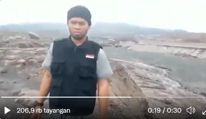Video berisi aksi seorang pria menendang sesajen Semeru di Lumajang, viral di media sosial. Majelis Ulama Indonesia (MUI) ikut menyampaikan pendapat. (Foto: Twitter)
