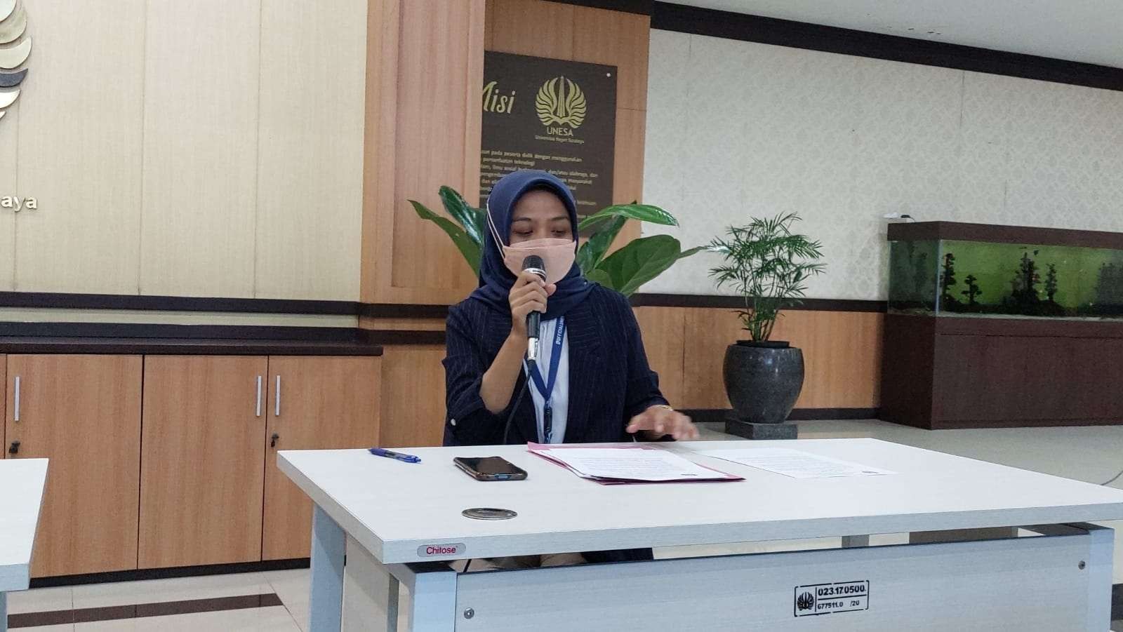 Ketua Humas Unesa, Vinda Maya saat melakukan konperensi pers di Rektorat Unesa Lidah Wetan. (Foto: Pita Sari/Ngopibareng.id)