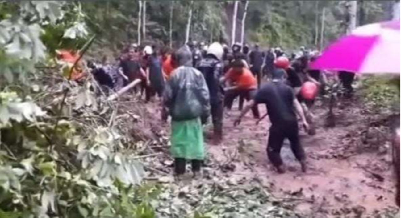 Puluhan warga dan tim BPBD sedang membersihkan longsoran tanah di Gunung Pasang, Kecamatan Panti. (Foto:Tangkap Layar Video)
