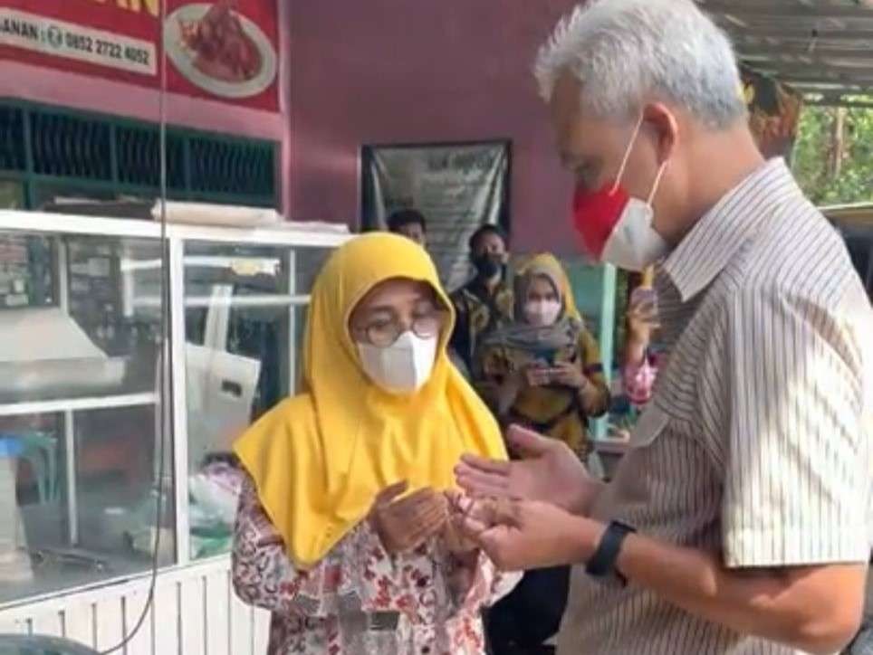 Sumarni bertemu Gubernur Jawa Tengah Ganjar Pranowo untuk memenuhi keinginan almarhum anaknya. (Foto: Dok Jateng)