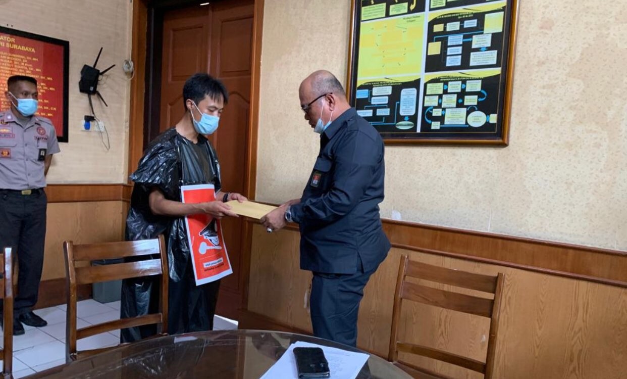 Ketua AJI Surabaya, Eben Haizer saat menyerahkan petisi ke PN Surabaya (Foto: Andhi Dwi/Ngopibareng.id)