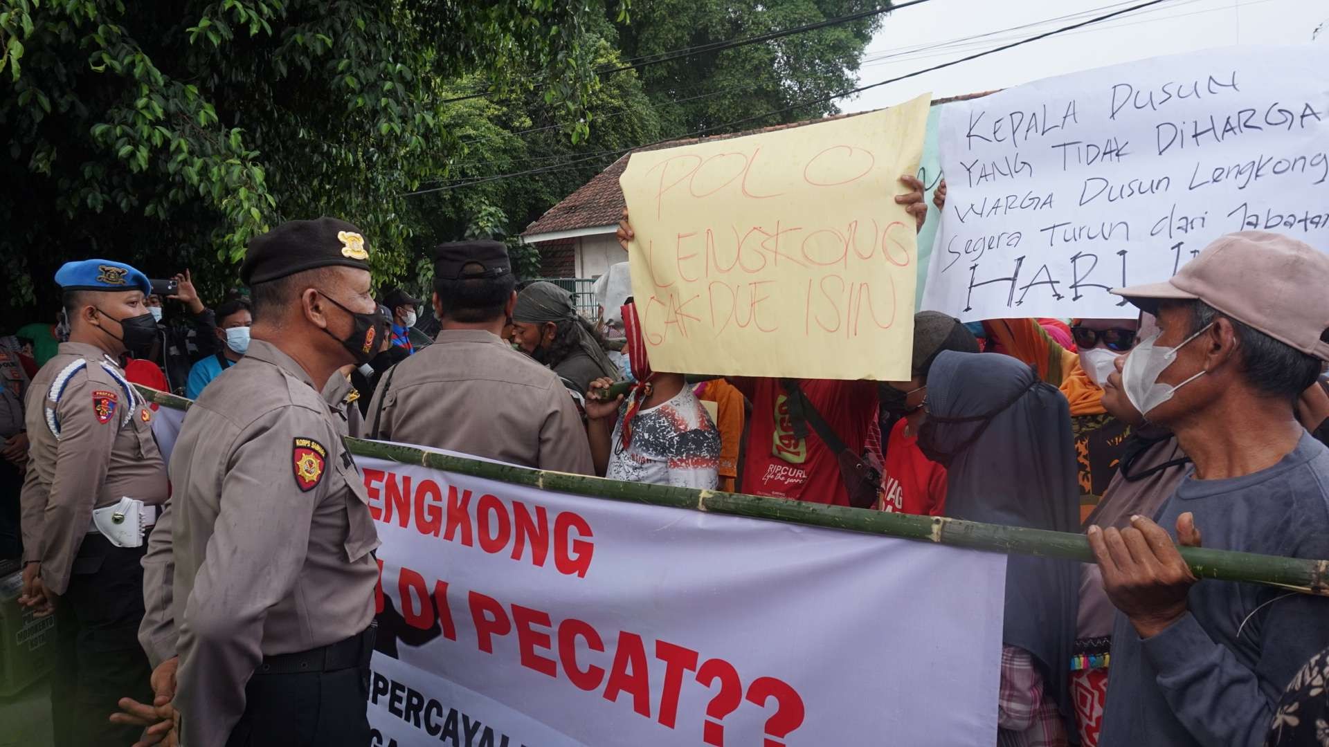 Warga melakukan orasi di depan kantor desa Sidoharjo, Kecamatan Gedeg, Mojokerto.(Deni Lukmantara/Ngopibareng)