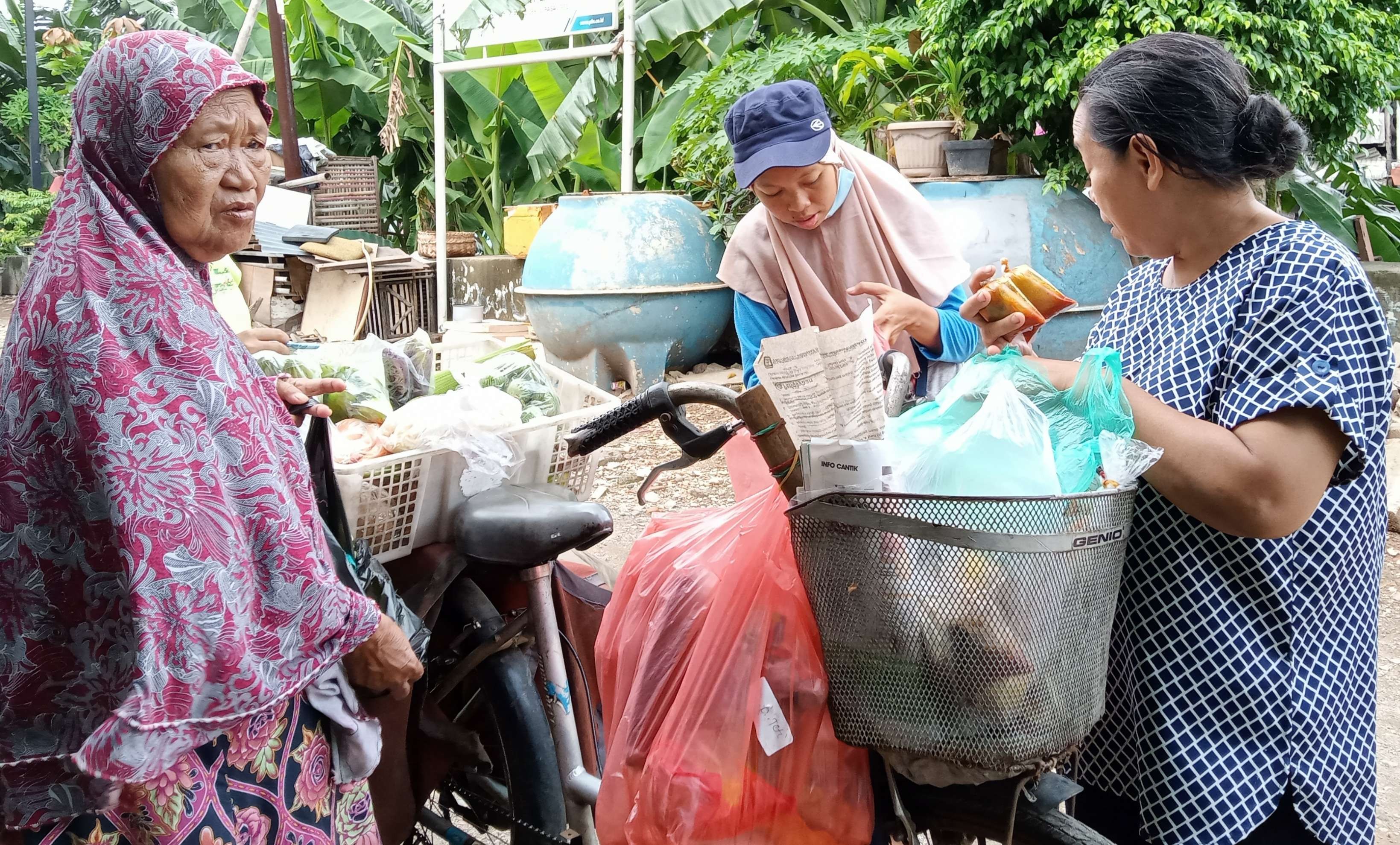 Pedagang sayur keliling sering jadi sasaran emosi emak-emak gara-gara harga naik. (Foto: Asmanu Sudarso/Ngopibareng.id)