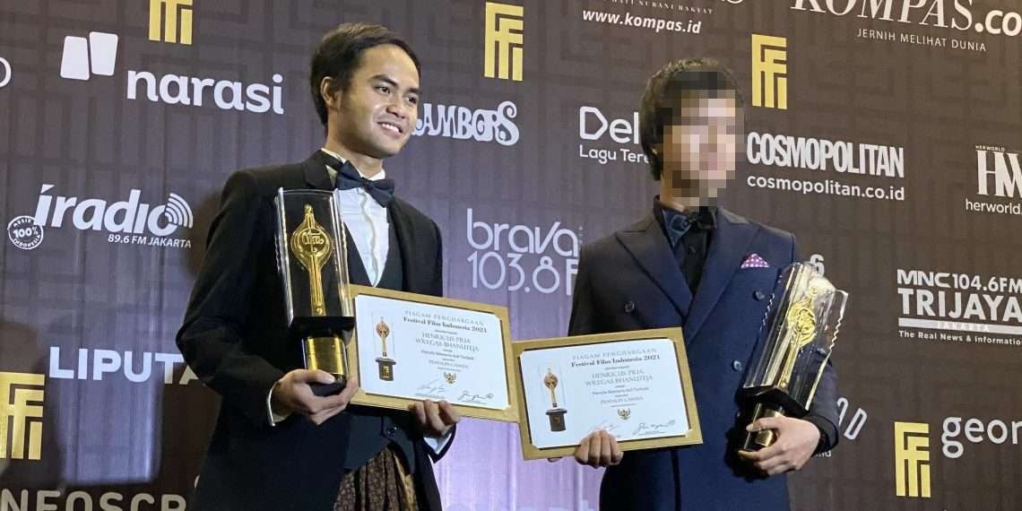 Pertama kali masuk nominasi, HPS (kanan) dan Wregas Bhanuteja berhasil menangkan Piala Citra FFI 2021 untuk Penulis Skenario Asli Terbaik di film Penyalin Cahaya. (Foto: Istimewa)