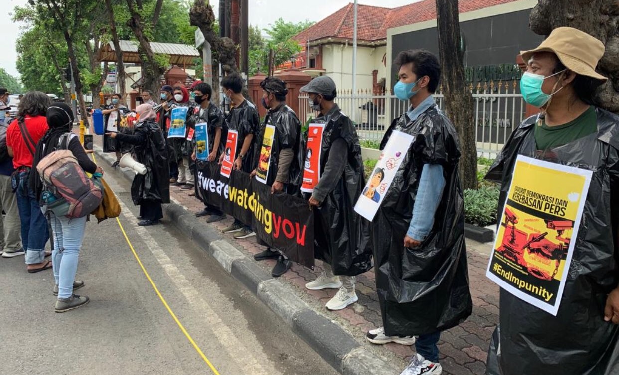 Para jurnalis melakukan aksi di PN Surabaya. (Foto: Andhi Dwi/Ngopibareng.id)