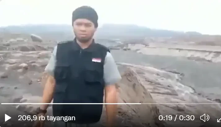 Sosok pelaku penendangan sesajen di area bencana Gunung Semeru, Lumajang. (Foto: Tangkapan Layar)