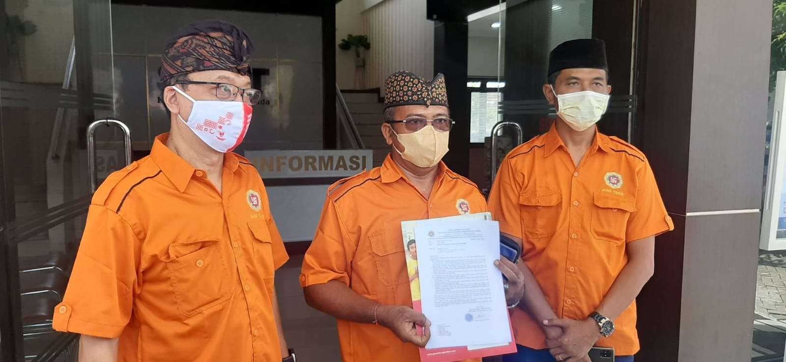 Pengurus DPD Prajaniti Hindu Indonesia Jawa Timur, saat melaporkan oknum video viral tendang sesajen di Mapolda Jatim. (Foto: Fariz Yarbo/Ngopibareng.id)