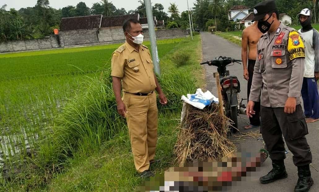 Korban ditemukan meninggal di dekat sepeda motor bermuatan rumput (Foto: Istimewa)