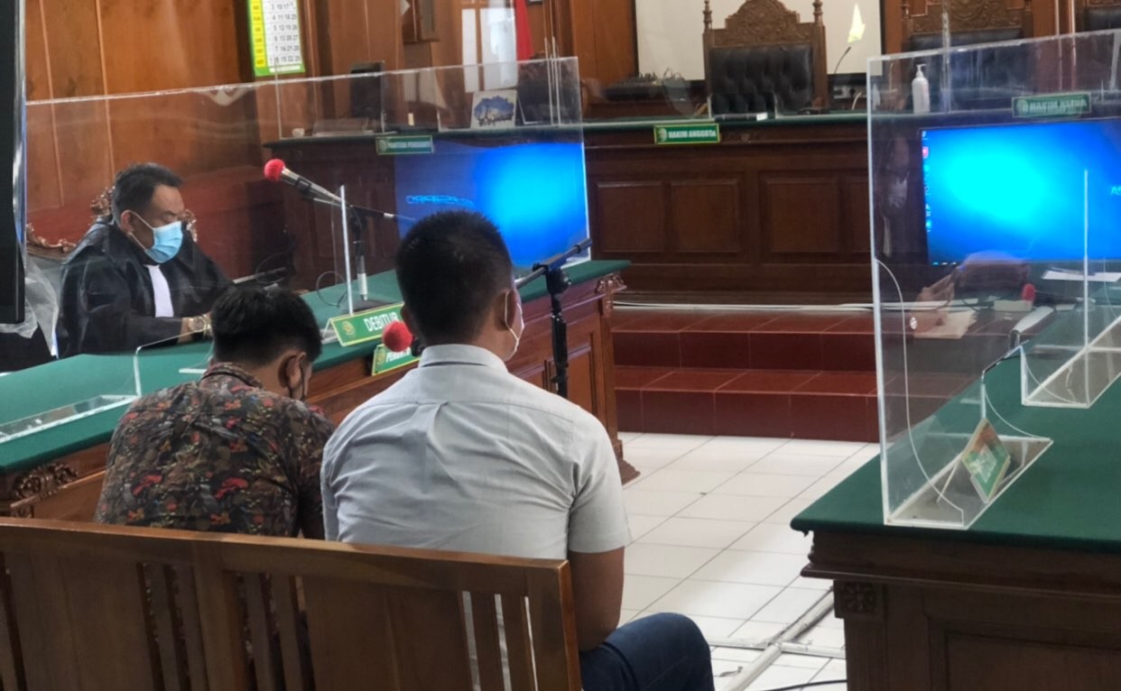 Dua terdakwa dalam kasus kekerasan jurnalis Tempo, Nurhadi, saat sidang putusan di PN Surabaya (Foto: Andhi Dwi/Ngopibareng.id)