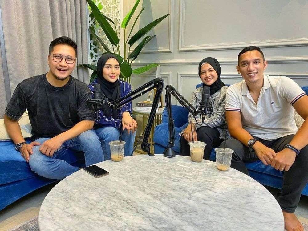Giovanni Tobing dan istri, Dewi Ariani, saat menjadi bintang tamu podcast kanal YouTube Arie Untung dan Fenita Arie. (Foto: Istimewa)