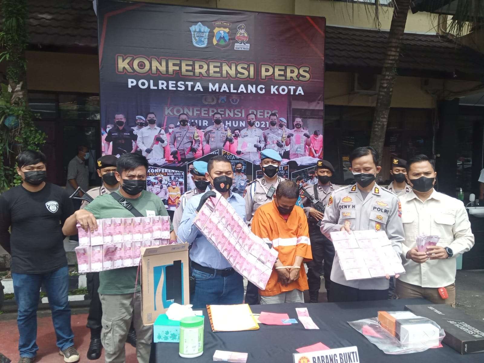 Rilis kasus penipuan penggandaan uang di Mapolresta Malang Kota (Foto: Lalu Theo/ngopibareng.id)