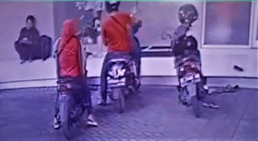 Sepasang kekasih terekam kamera CCTV mencuri sepeda motor milik karyawan SPBU di Kota Probolinggo. (Foto: Tangkapan layar)