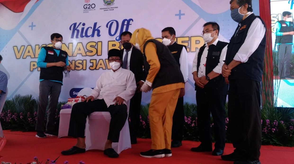 Gubernur Jatim, Khofifah Indar Parawansa saat datangi vaksinasi booster di Disnakertrans Jatim (Foto: istimewa)
