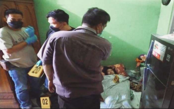 Polisi melakukan olah TKP di kamar Polindes Ketah, Kecamatan Suboh, Situbondo. Korban Anis, bidan desa meninggal dunia. (Foto: Humas Polres Situbondo)