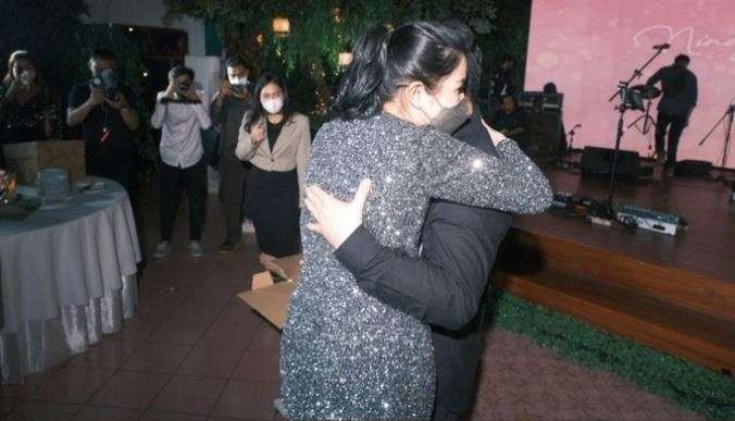 Nindy Ayunda memeluk Om Dito, pacar yang memberinya kejutan pesta ulang tahun. (Foto: Instagram)