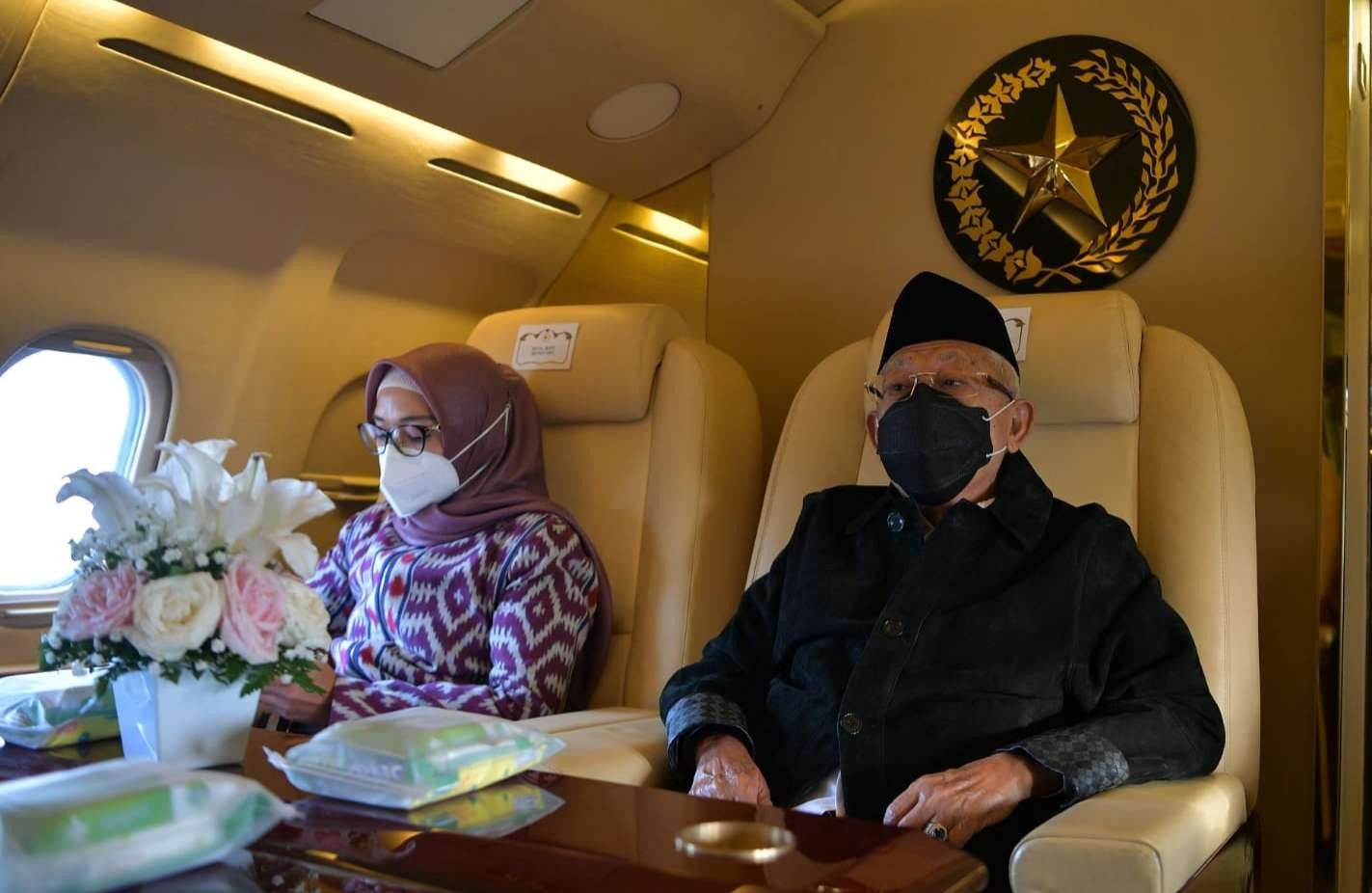 Wakil Presiden (Wapres) Ma'ruf Amin beserta Ibu Hj. Wury dalam penerbangan menuju Surabaya. (Foto: Istimewa)