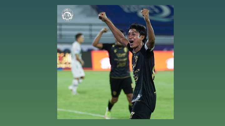 Kapten Arema FC, Johan Farizie saat merayakan kemenangan atas PSS Sleman (Instagram:@aremafcofficial)