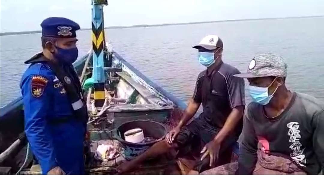Petugas Polairud Pasuruan mengimbau para nelayan mengutamakan keselamatan berlayar (dok Polairud Pasuruan)