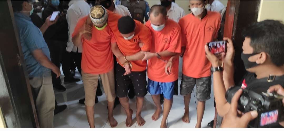 Residivis asal Maluku ditembak anggota polisi dari Polresta Kediri, Jawa Timur. Mereka merupakan kelompok penjahat pecah kaca mobil yang sudah beraksi kurang lebih delapan kali. (Fendhy Plesmana/Ngopibareng.id)