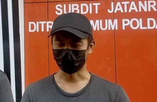 Sosok penendang sesajen di Lumajang, Hadfana Firdaus, akhirnya ditangkap polisi di kediamannya di Bantul, Yogyakarta, pada Kamis 13 Januari 2022. (Foto: dtk)
