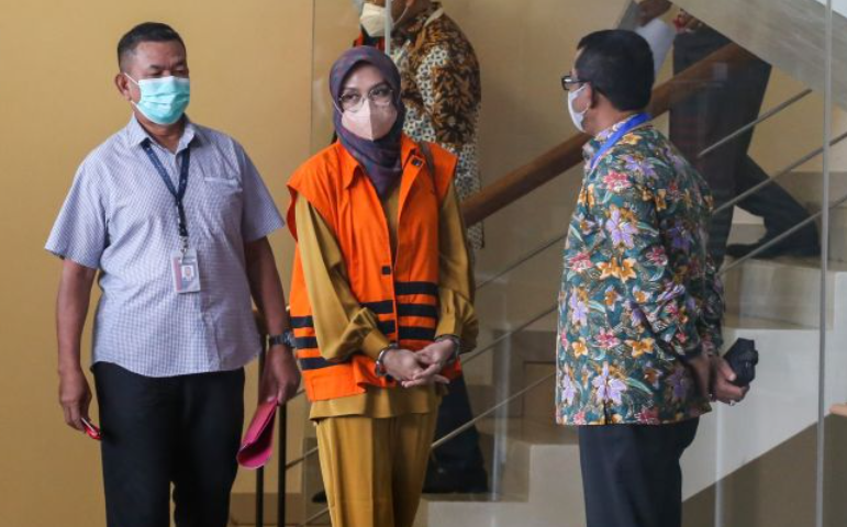 Komisi Pemberantasan Korupsi (KPK) melimpahkan berkas perkara Bupati Probolinggo nonaktif Puput Tantriana Sari dan suaminya ke PN Tipikor Surabaya. (Foto: ant)