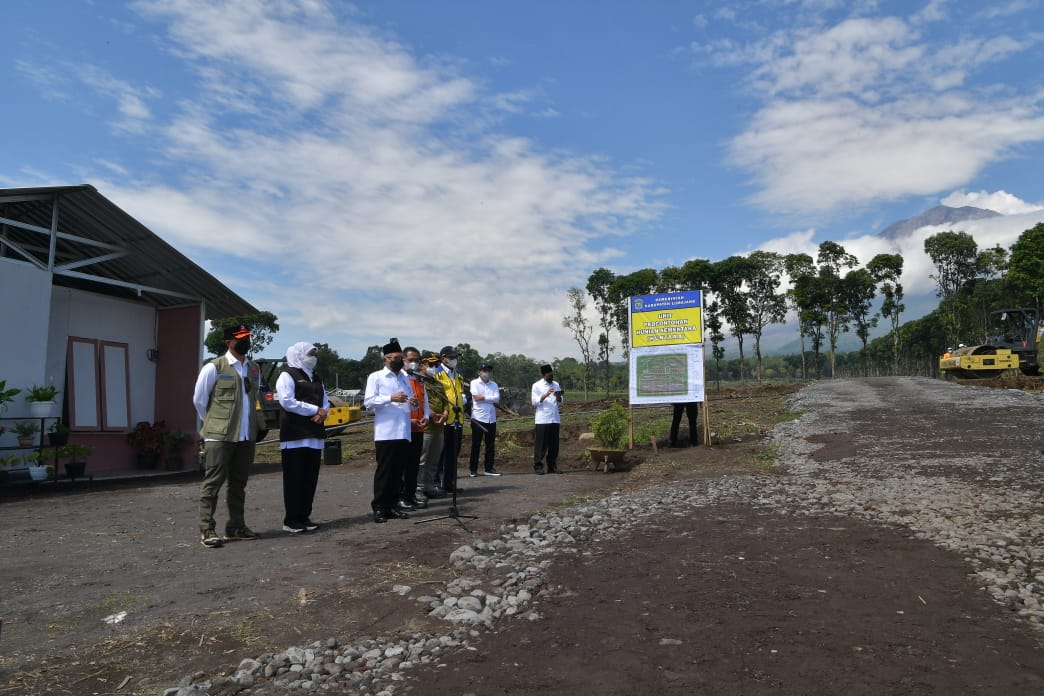 Wapres Ma'ruf Amin meninjau lokasi Huntara Lumajang untuk korban erupsi Semeru. (Foto: Kominfo Lumajang)