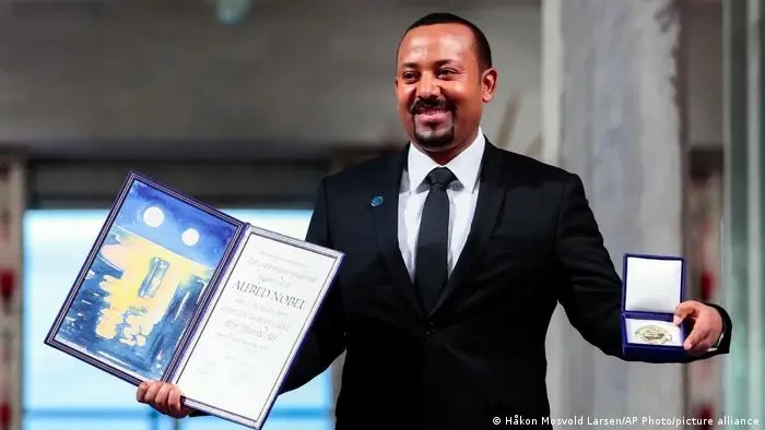 Abiy berpose untuk media setelah menerima Hadiah Nobel Perdamaian pada 2019. Abiy memenangkan Hadiah Nobel setahun setelah menjabat karena menyelesaikan dua dekade permusuhan dengan tetangganya, Eritrea. (Foto: dw.com)