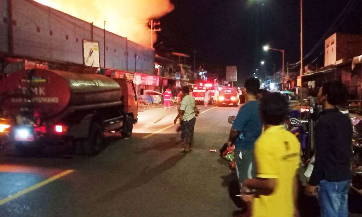 Kebakaran yang melanda pasar Desa Bajulmati dinihari tadi (Foto: Istimewa)