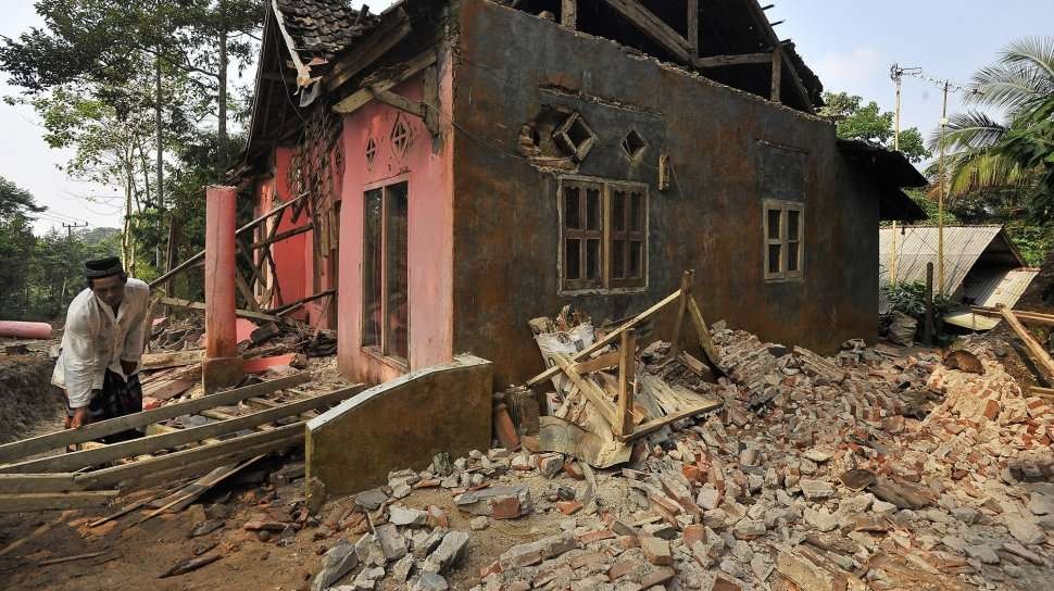 Sebuah rumah rata dengan tanah akibat diguncang gempa magnitudo 6,6 di Banten. (Foto: Ant)