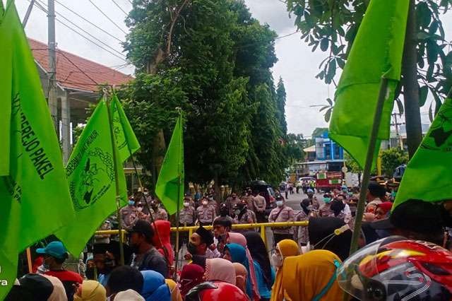 Warga desa Pakel Kecamatan Licin Kabupaten Banyuwangi Provinsi Jawa Timur demo massal didepan Kantor Polresta Banyuwangi, Senin 3 Januari 2022