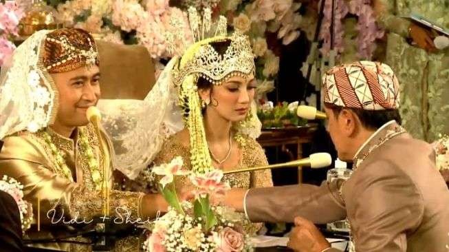 Pasangan Vidi Aldiano dan Sheila Dara dinikahkan langsung oleh ayah Sheila Dara, Rasjwardi Tanjung, Sabtu 15 Januari 2022. (Foto: YouTube Vidi Aldiano)