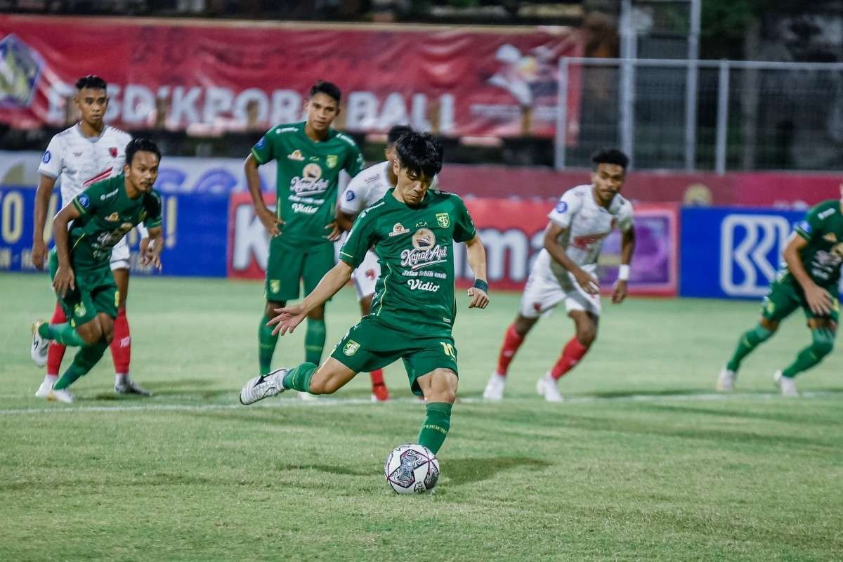 Pemain Persebaya, Taisei Marukawa saat melakukan tendangan penalti pada pertandingan melawan PSM Makassar di Stadion I Gusti Ngurah Rai, Denpasar, Jumat 14 Januari 2021 malam. (Foto: Istimewa)