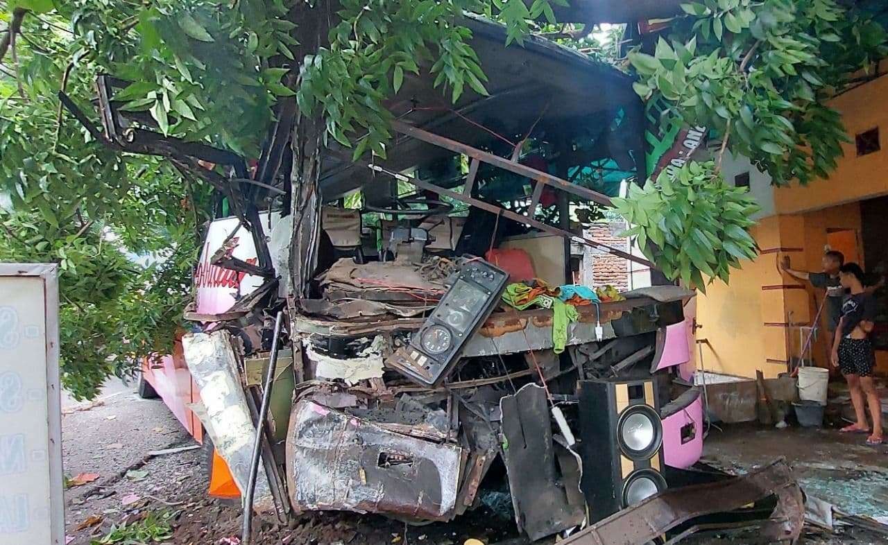 Bus Borobudur rusak parah setelah menabrak empat kendaraan di Traffic Light Kopian, Kota Probolinggo. (Foto: Ikhsan Mahmudi/Ngopibareng.id)