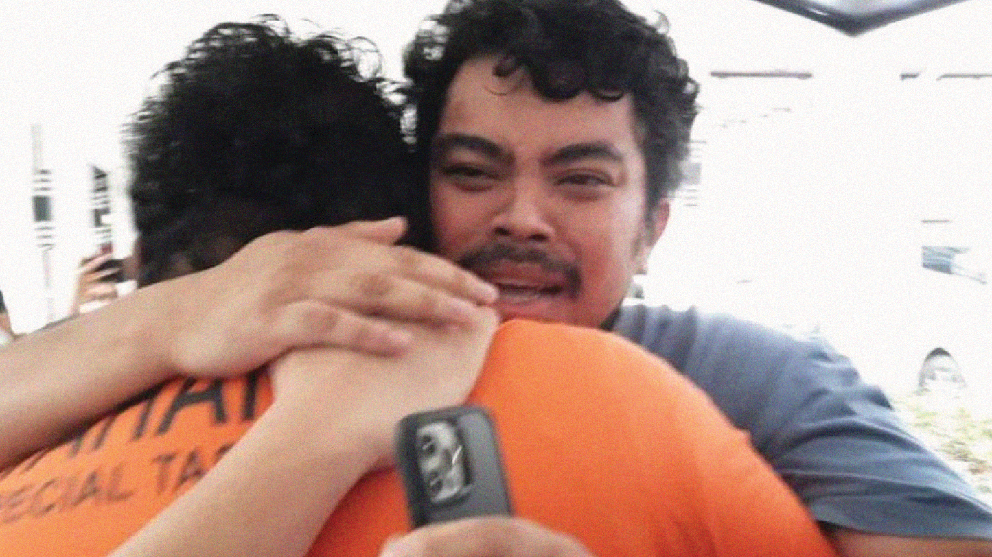 Ananta Rispo memeluk adiknya Fico yang ditangkap polisi karena narkoba. (Foto: Ant)
