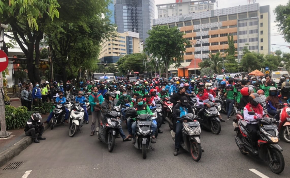 Salah satu alasan kepadatan jalan di Surabaya karena aksi unjuk rasa (Foto: Andhi Dwi/Ngopibareng.id)
